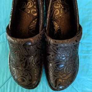 b.o.c. Peggy Clog in Black Tool